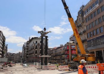 Una grúa gigante para despedir al aparcamiento de la Porta do Sol