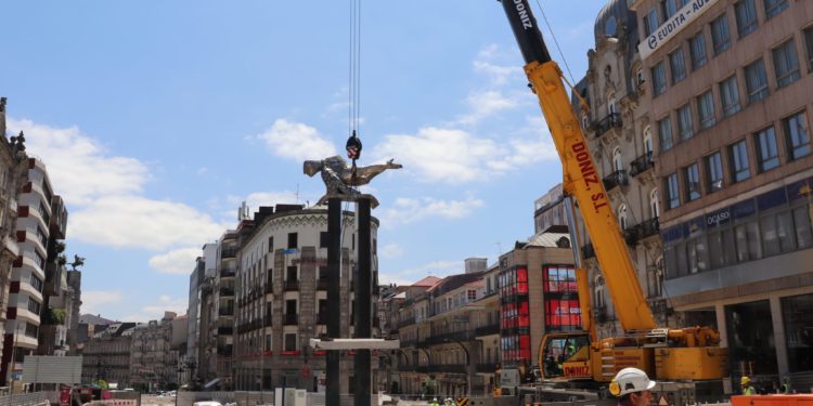 Una grúa gigante para despedir al aparcamiento de la Porta do Sol