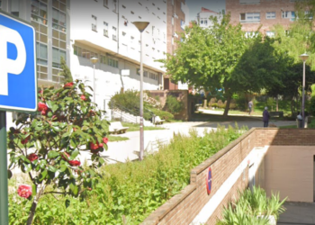 Un vigués intenta lanzar una bici contra los policías que disolvieron su botellón