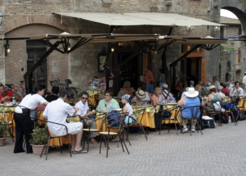 Decir “que aproveche” no es correcto. Aquí te lo explico