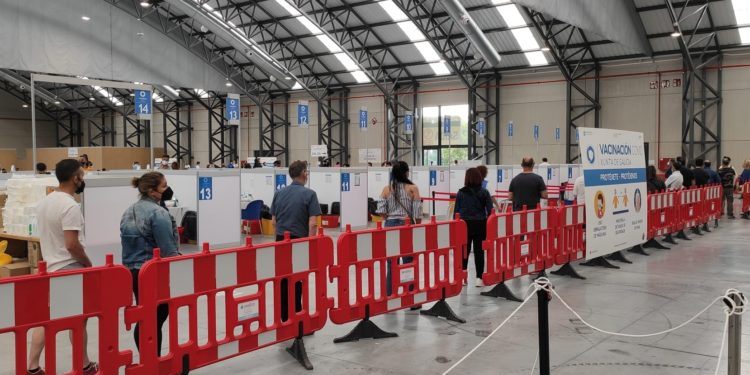 Galicia “no cierra la puerta” a adelantar la vacunación de estudiantes