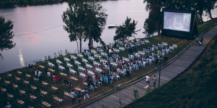 O paseo fluvial de Tui volve converterse nun cine ao aire libre