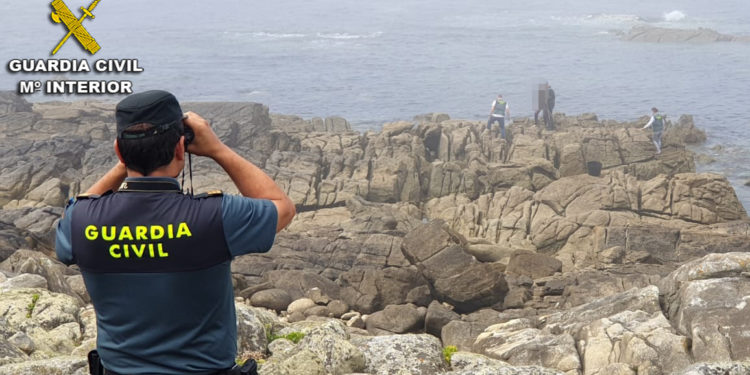 La Guardia Civil acusa a 10 furtivos de extraer media tonelada de percerbe entre Nigrán y A Guarda