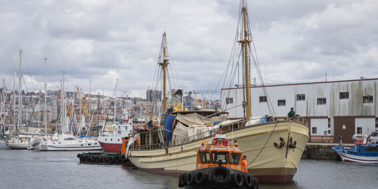 El «Hidria» vuelve a tocar el mar de Vigo