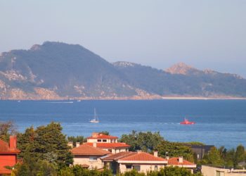 Salvamento rescata a un velero a la deriva frente a la costa de Vigo