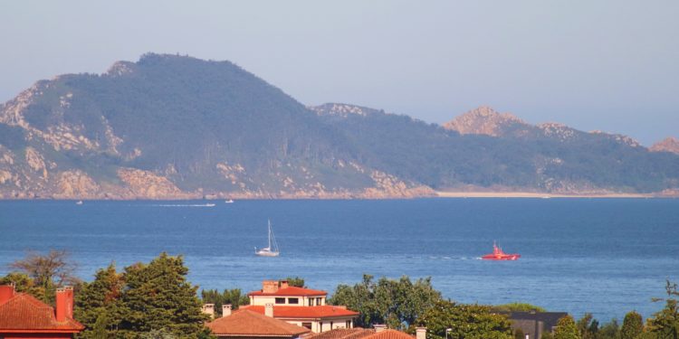 Salvamento rescata a un velero a la deriva frente a la costa de Vigo