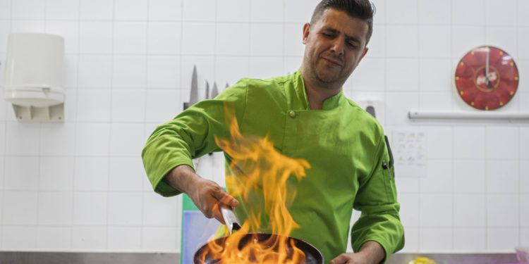 El chef Alberto Riveiro, a los fogones del Círculo de Empresarios de Galicia