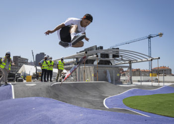 La terraza de Vialia cobra vida con el «pumptrack»: bicis y skate sobre el cielo de Vigo