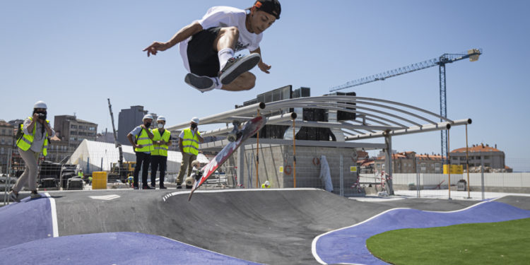 La terraza de Vialia cobra vida con el «pumptrack»: bicis y skate sobre el cielo de Vigo