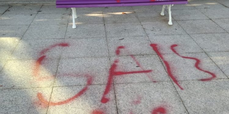 Vandalizan un banco LGTB en un nuevo ataque homofóbico en Salvaterra
