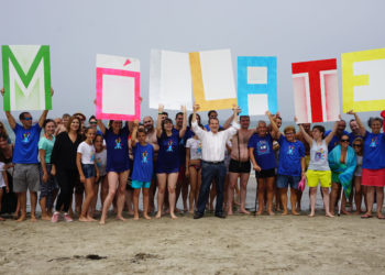 Campaña solidaria ‘Mójate por la Esclerosis Múltiple’ en la playa de Samil