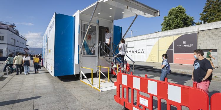 El cribado móvil del Náutico detecta 16 positivos