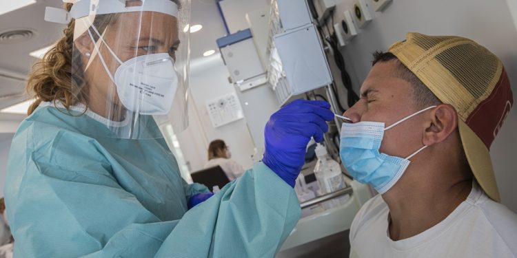 El cribado móvil del Náutico detecta 16 positivos