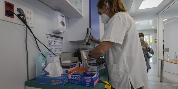 El cribado móvil del Náutico detecta 16 positivos