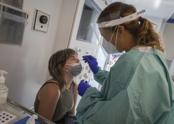 El cribado móvil del Náutico detecta 16 positivos