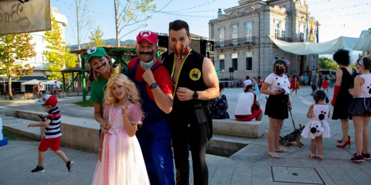Gondomar sorrí e baila co seu Entroido de Verán