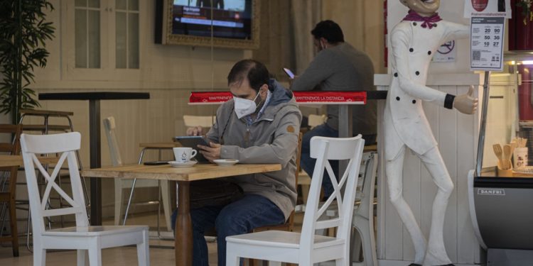 Así son las limitaciones de reuniones que entran en vigor esta medianoche en Galicia