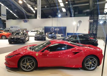 Un Ferrari, vehículo más caro del Salón del Automóvil de Vigo, y un Dacia, el más económico