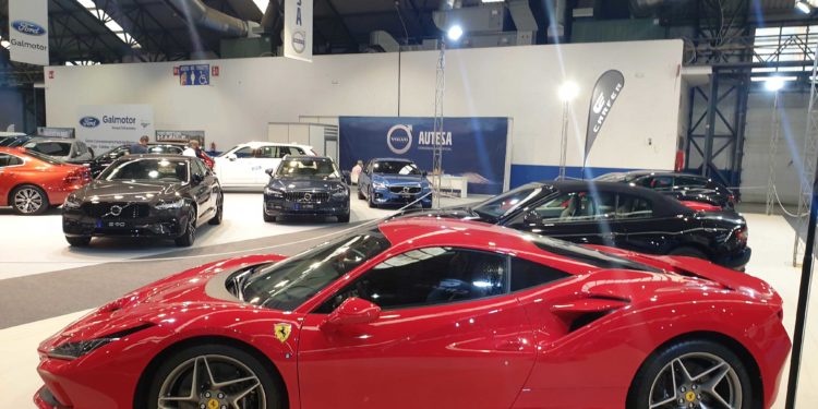 Un Ferrari, vehículo más caro del Salón del Automóvil de Vigo, y un Dacia, el más económico