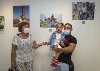 Homenaje fotográfico en Vigo a las «travesías» de abuelos y nietos