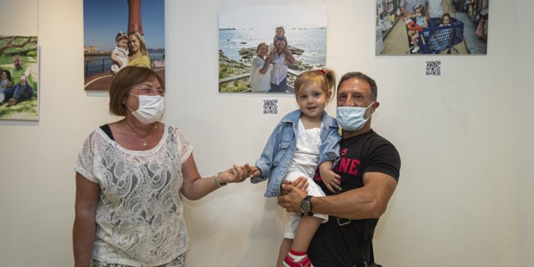 Homenaje fotográfico en Vigo a las «travesías» de abuelos y nietos