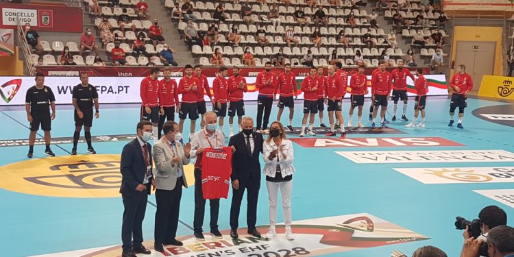 España arrasa a Portugal con dedicatoria especial al «Maestro» del periodismo vigués