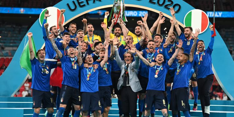 Italia vuelve a reinar en el fútbol europeo 53 años después