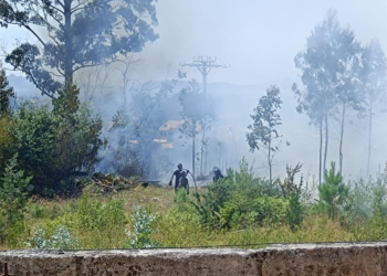 Un poste de alta tensión provoca un incendio en Coruxo