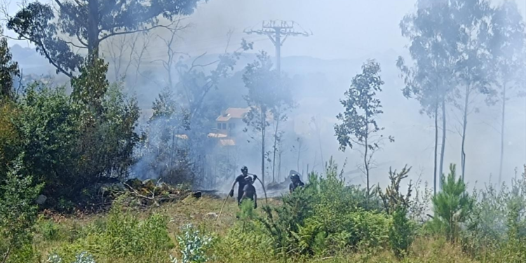 Un poste de alta tensión provoca un incendio en Coruxo