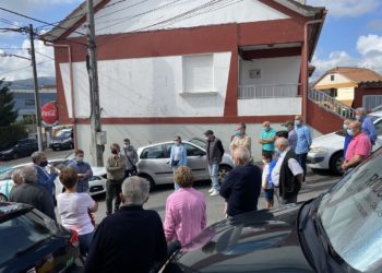 Los peatones tienen que circular por la calzada con el riesgo de ser atropellados en una calle por la que pasan miles de vehículos a diario