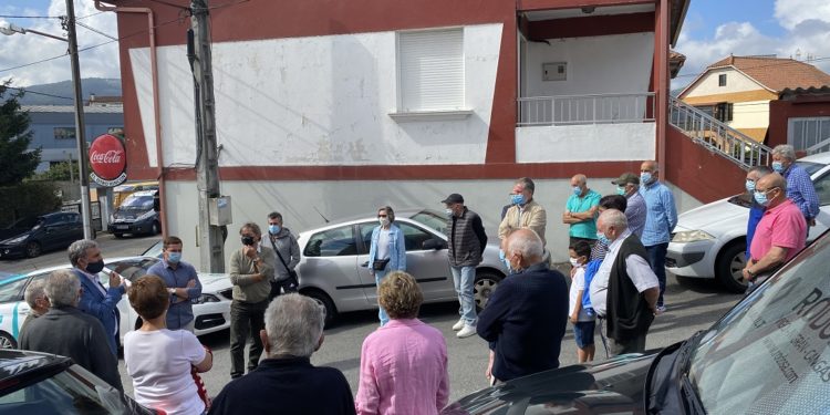 Los peatones tienen que circular por la calzada con el riesgo de ser atropellados en una calle por la que pasan miles de vehículos a diario