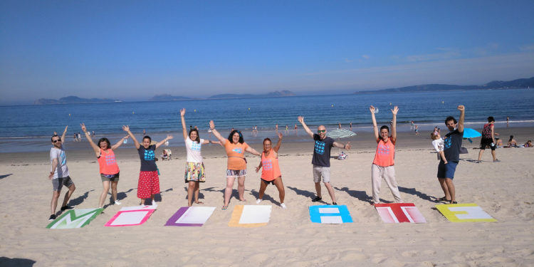 Vigo ‘se moja’ por la Esclerosis Múltiple en la playa de Samil