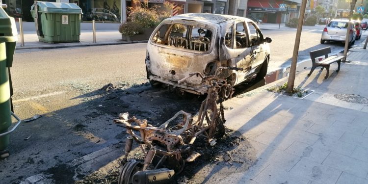 Queman una moto en Vigo y el fuego calcina también un monovolumen