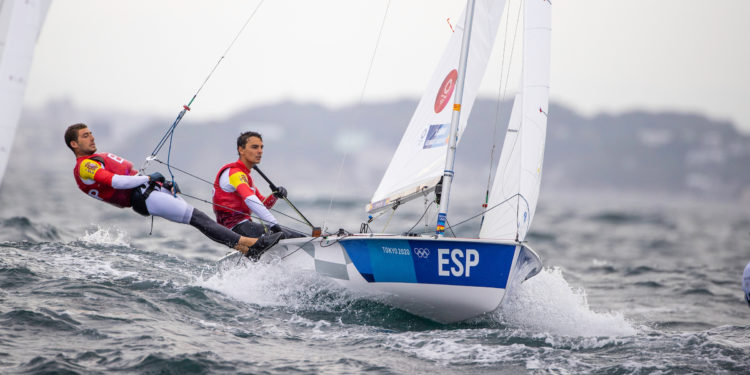 Nico y Jordi flaquean pero salvan el segundo día de regatas en Tokio