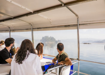 Sinsal ofrece un paseo en catamarán por San Simón con estrea de álbum de artista secreto