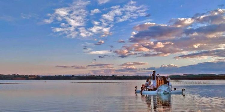 El Pedalopiano, espectáculo musical flotante con taquilla voluntaria, llega a Galicia