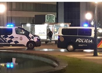 La Policía desaloja a jóvenes de botellón en A Laxe, Praza de Portugal y Estrela
