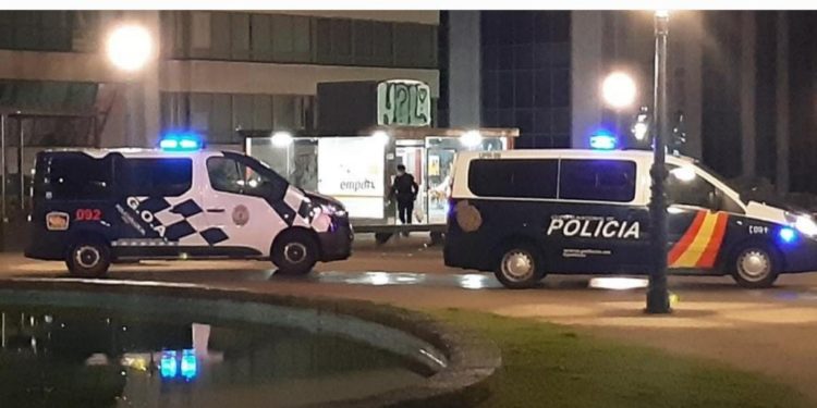 La Policía desaloja a jóvenes de botellón en A Laxe, Praza de Portugal y Estrela