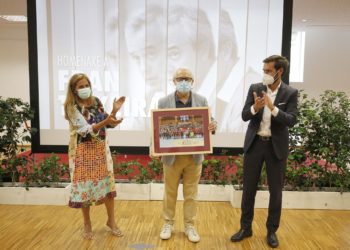 O balonmán rende unha homenaxe sorpresa a Fran Teixeira