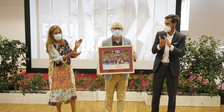 O balonmán rende unha homenaxe sorpresa a Fran Teixeira