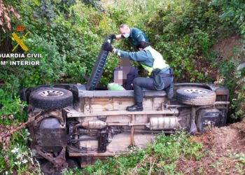 Rescatado un hombre de 86 años tras volcar su coche en Tomiño