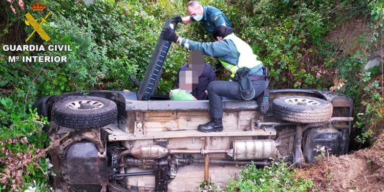Rescatado un hombre de 86 años tras volcar su coche en Tomiño