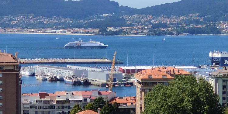 Escala imprevista en Vigo del lujoso «World Explorer», especializado en viajes al Ártico y Antártico