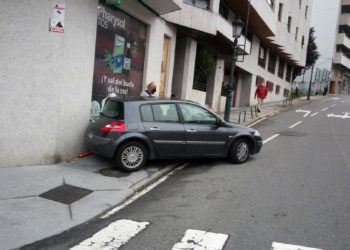 Denunciado un vigués por dar positivo tras empotrar su coche contra una fachada