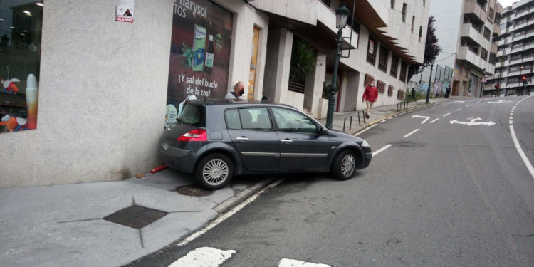 Denunciado un vigués por dar positivo tras empotrar su coche contra una fachada