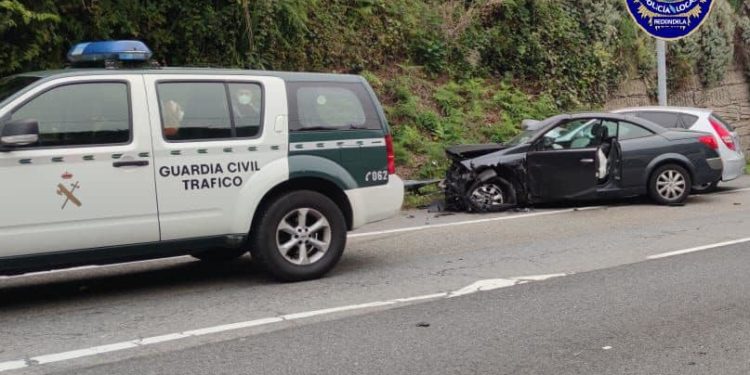 Cuatro personas heridas en Redondela al colisionar tres vehículos