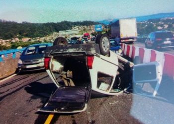 El vuelco de un coche en la VG-20 provoca grandes retenciones en Vigo