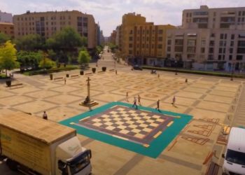 Karpov reta a Caballero a una partida en el tablero más grande del mundo en Vigo