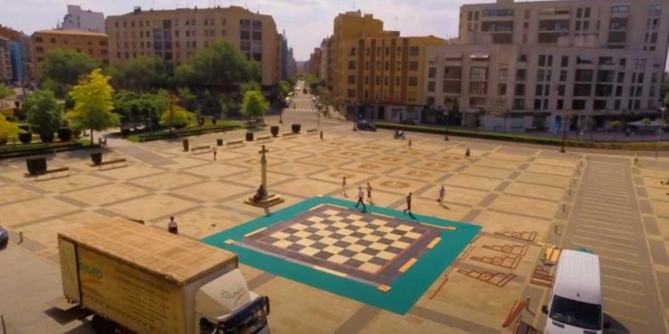 Karpov reta a Caballero a una partida en el tablero más grande del mundo en Vigo