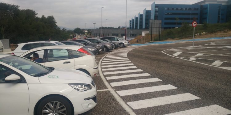 El aparcamiento gratuito del Álvaro Cunqueiro cierra varios días por reasfaltado